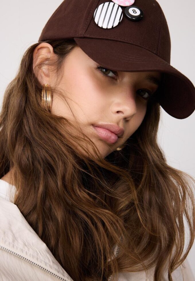 Cappellino con spille