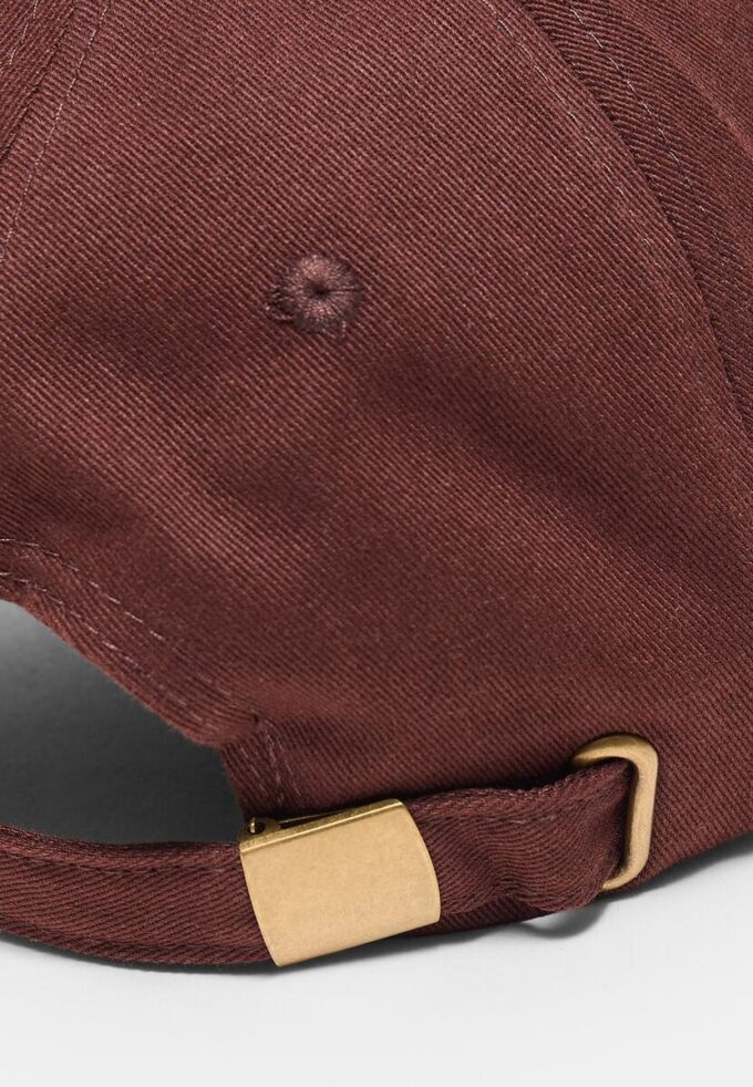 Cappellino con spille