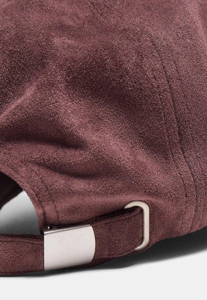 Cappellino in ecopelle scamosciata con slogan