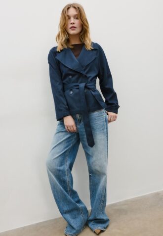 Cappotto corto e fluido con cintura