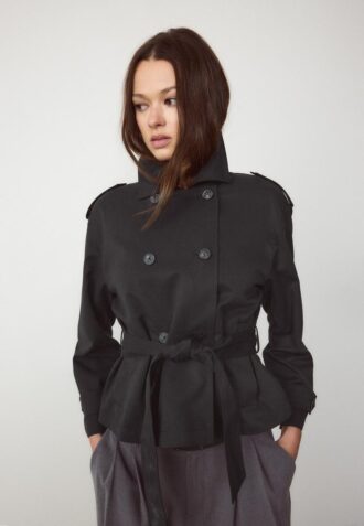 Cappotto corto e fluido con cintura