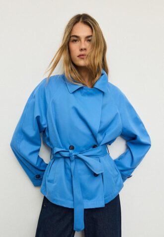 Cappotto corto e fluido con cintura