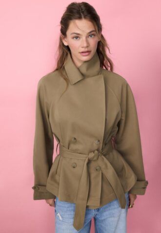 Cappotto corto e fluido con cintura