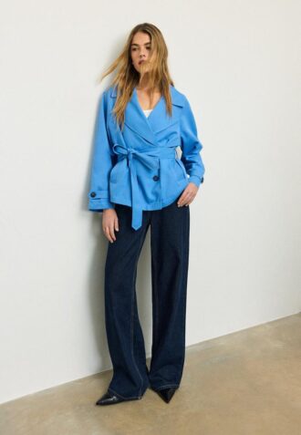 Cappotto corto e fluido con cintura