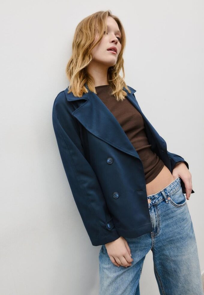 Cappotto corto e fluido con cintura