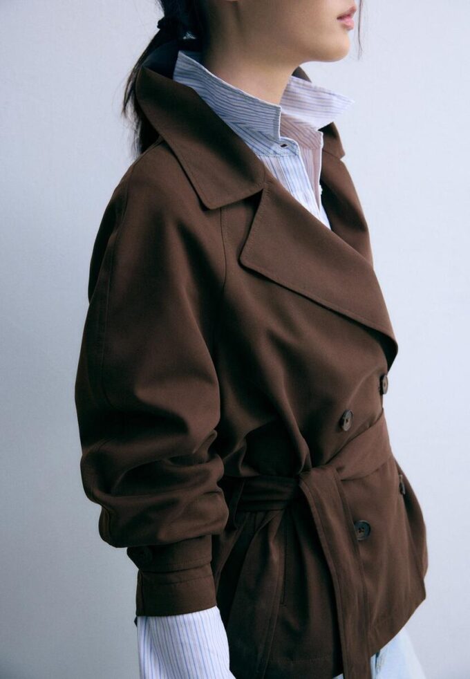 Cappotto corto e fluido con cintura Cappotto corto e fluido con cintura