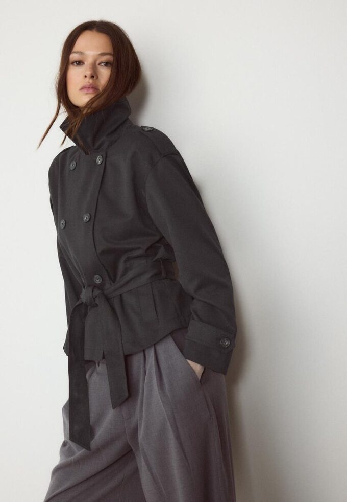 Cappotto corto e fluido con cintura