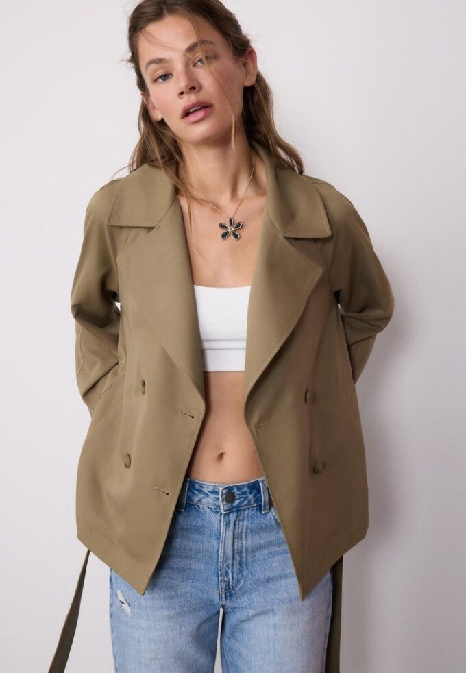 Cappotto corto e fluido con cintura