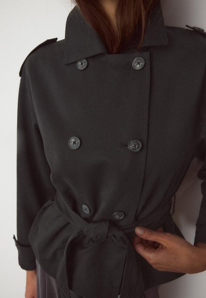 Cappotto corto e fluido con cintura