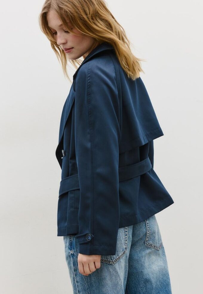 Cappotto corto e fluido con cintura