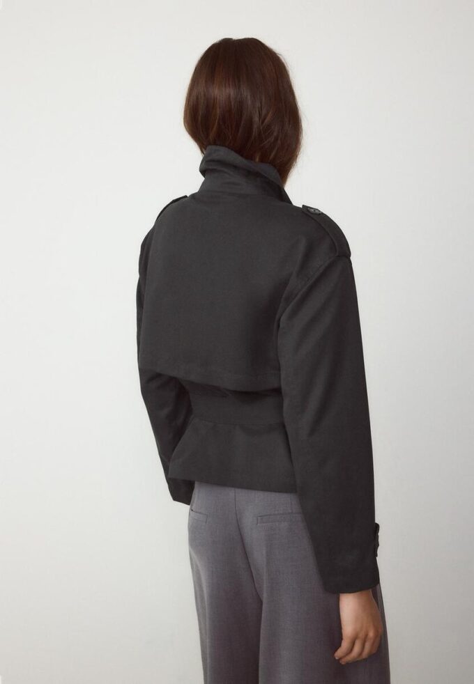 Cappotto corto e fluido con cintura