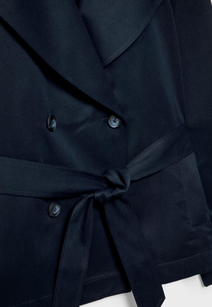 Cappotto corto e fluido con cintura