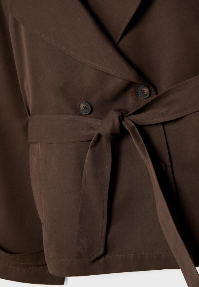 Cappotto corto e fluido con cintura Cappotto corto e fluido con cintura