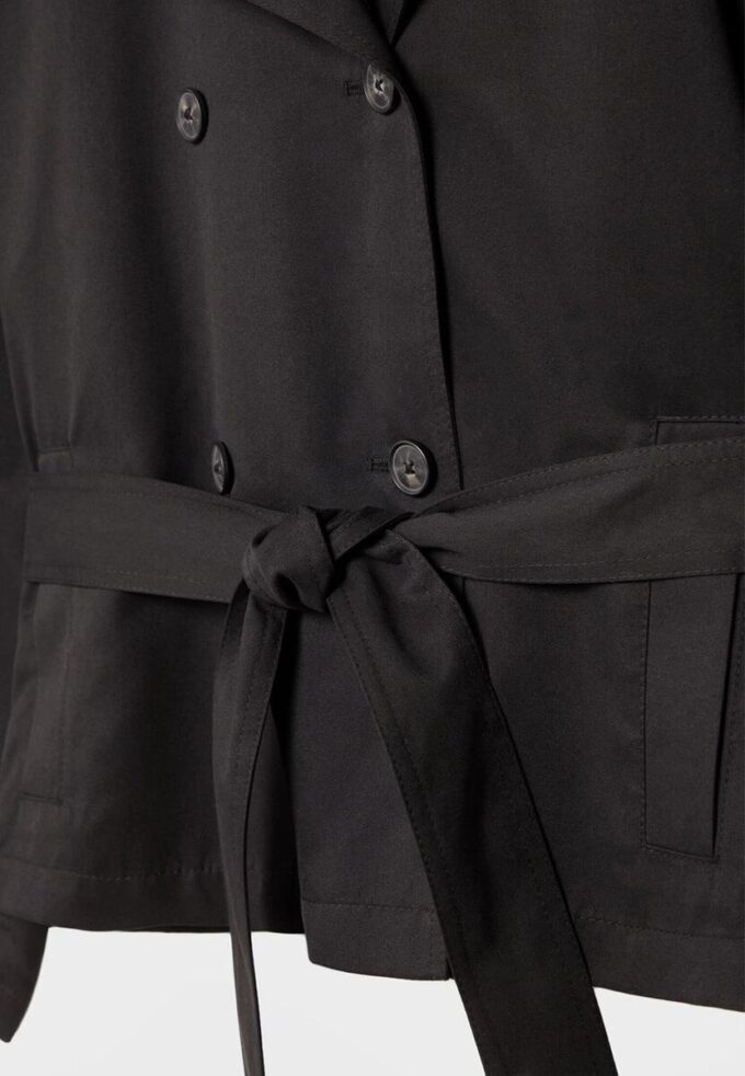 Cappotto corto e fluido con cintura