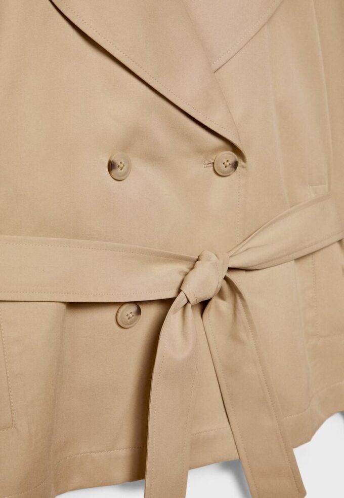 Cappotto corto e fluido con cintura Cappotto corto e fluido con cintura