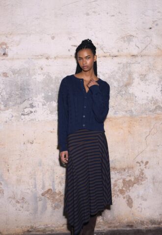 Cardigan con lavorazione a trecce e chiusura con bottoni