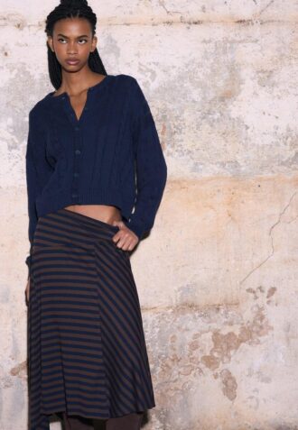 Cardigan con lavorazione a trecce e chiusura con bottoni