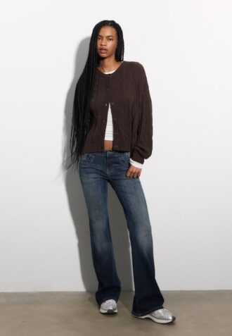 Cardigan con lavorazione a trecce e chiusura con bottoni