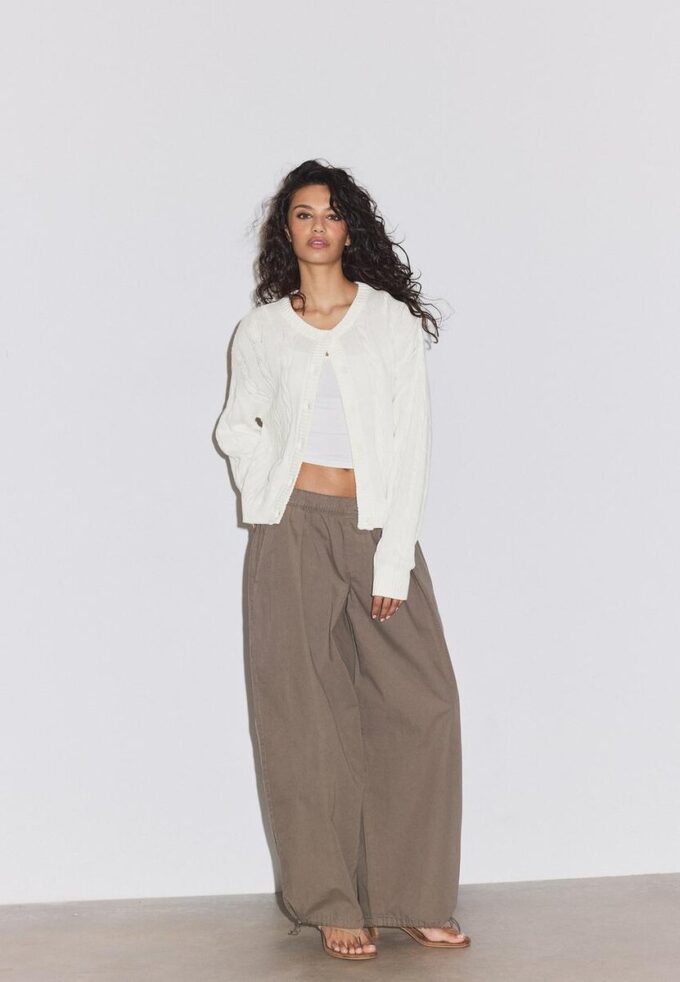 Cardigan con lavorazione a trecce e chiusura con bottoni