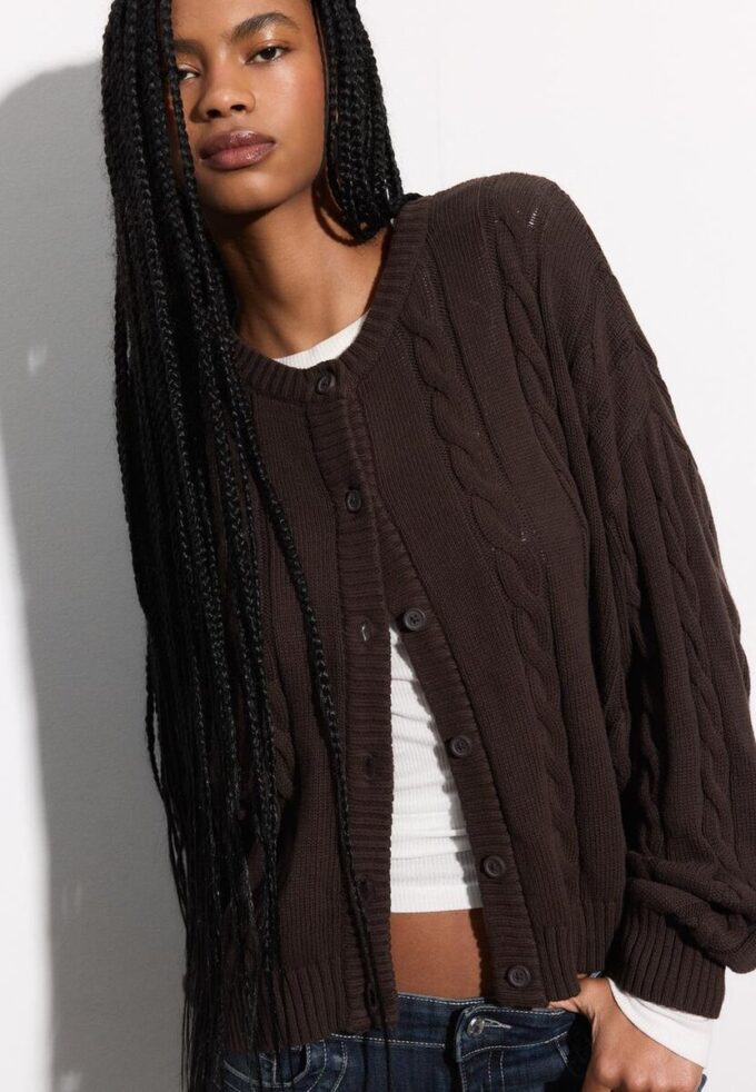 Cardigan con lavorazione a trecce e chiusura con bottoni