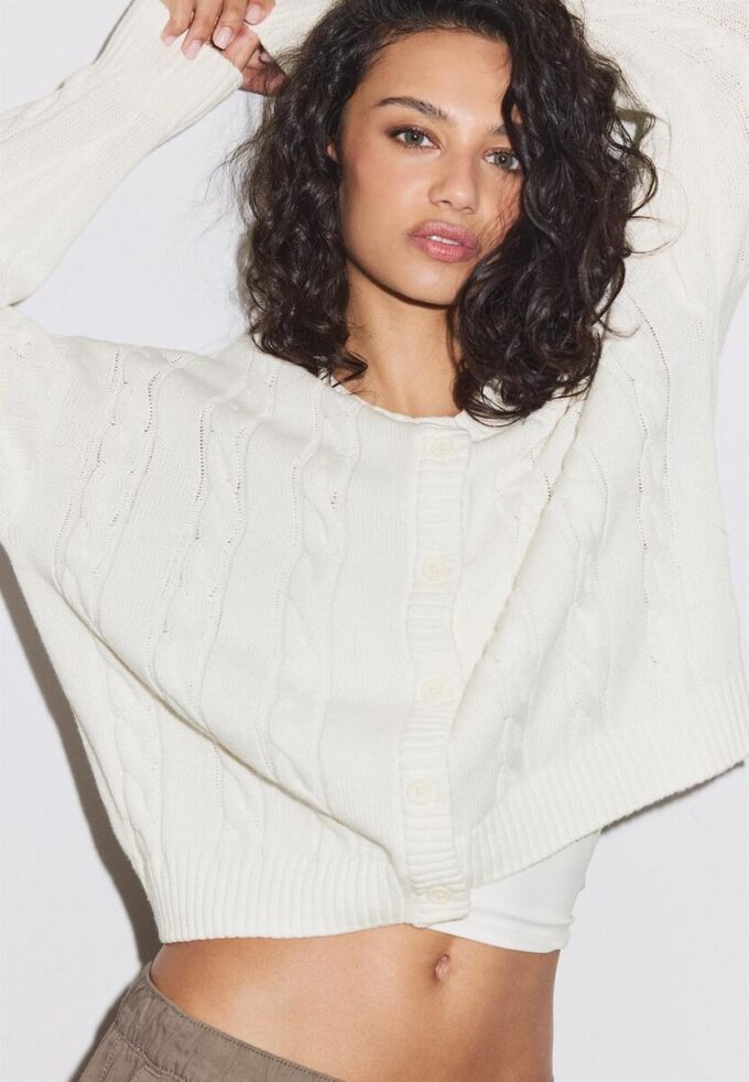 Cardigan con lavorazione a trecce e chiusura con bottoni