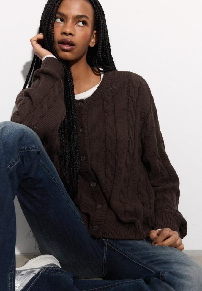 Cardigan con lavorazione a trecce e chiusura con bottoni