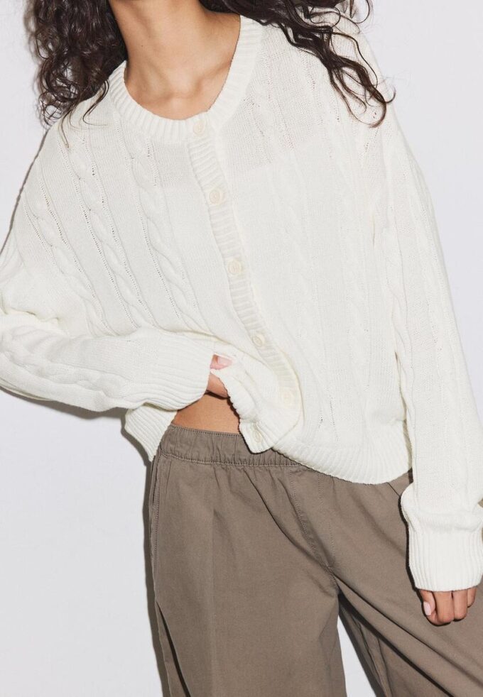 Cardigan con lavorazione a trecce e chiusura con bottoni