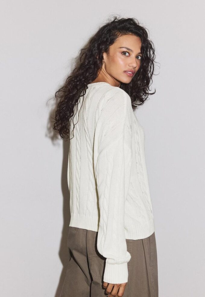 Cardigan con lavorazione a trecce e chiusura con bottoni