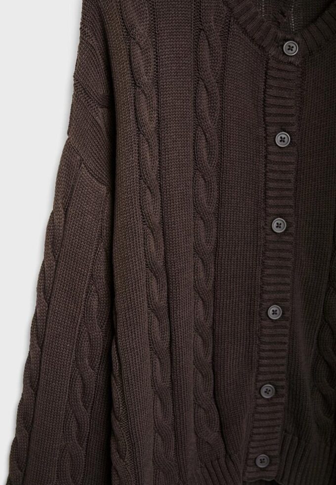 Cardigan con lavorazione a trecce e chiusura con bottoni