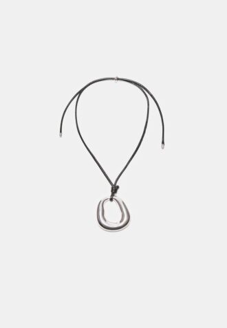 Collana in corda con ciondolo