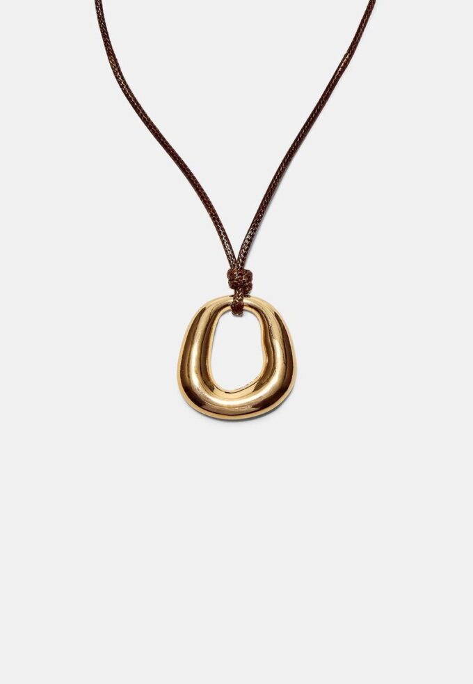 Collana in corda con ciondolo