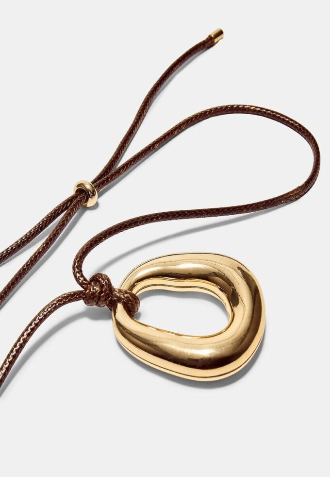 Collana in corda con ciondolo