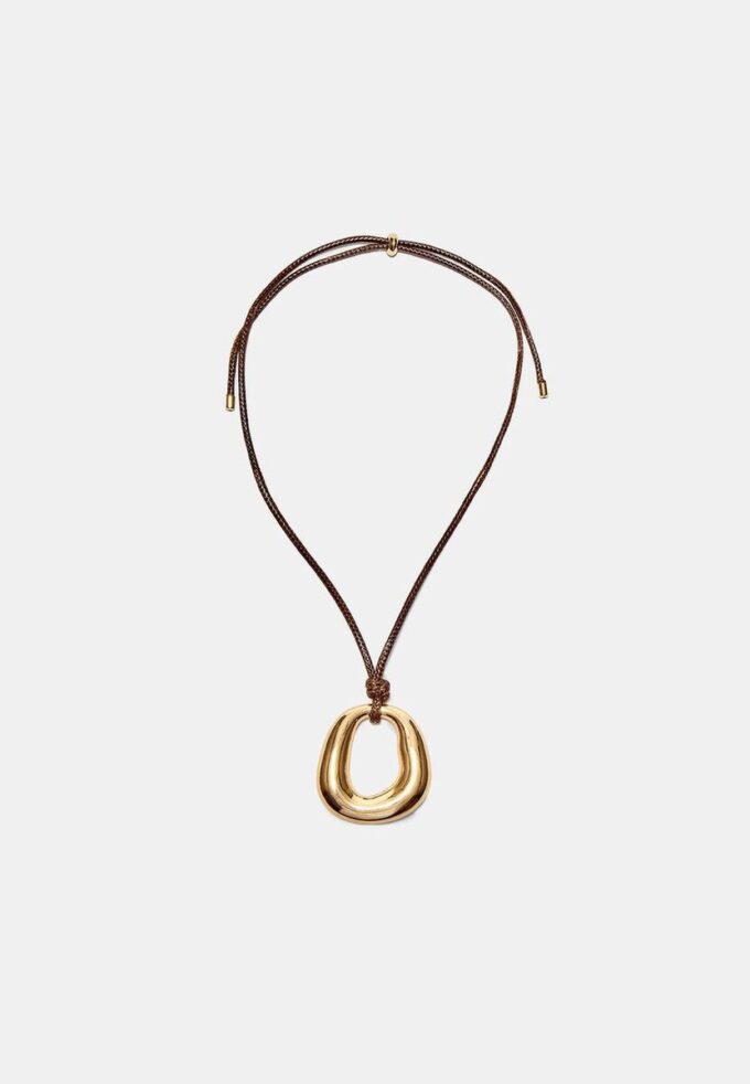 Collana in corda con ciondolo