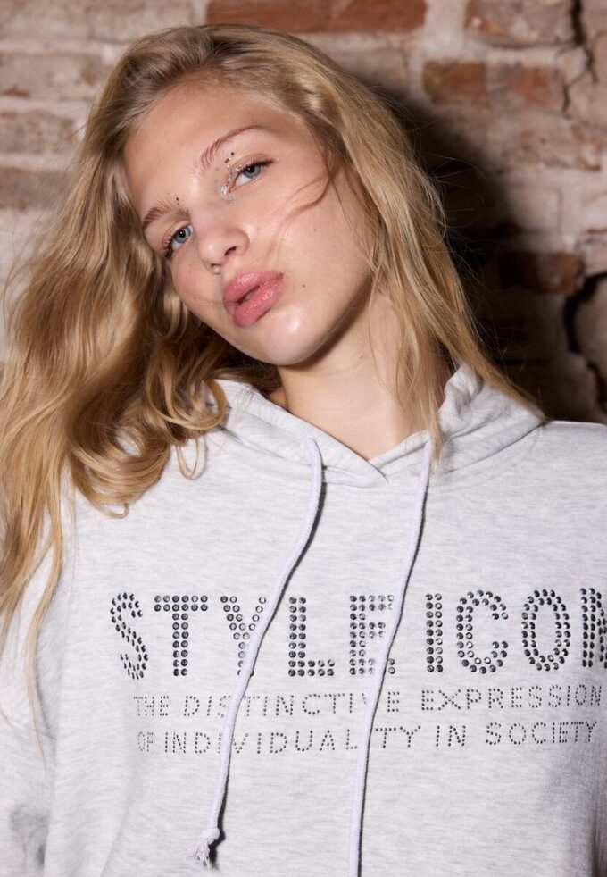 Felpa con cappuccio con strass Felpa con cappuccio con strass