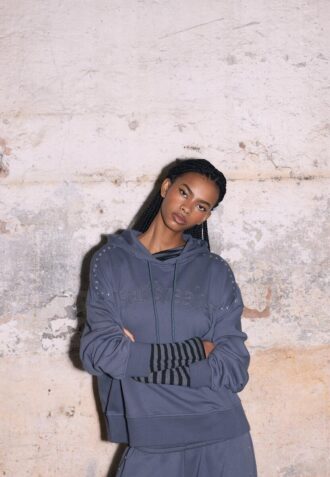 Felpa con cappuccio ricamata con borchie Felpa con cappuccio ricamata con borchie