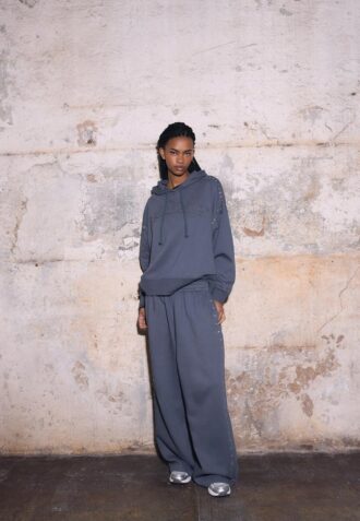 Felpa con cappuccio ricamata con borchie Felpa con cappuccio ricamata con borchie