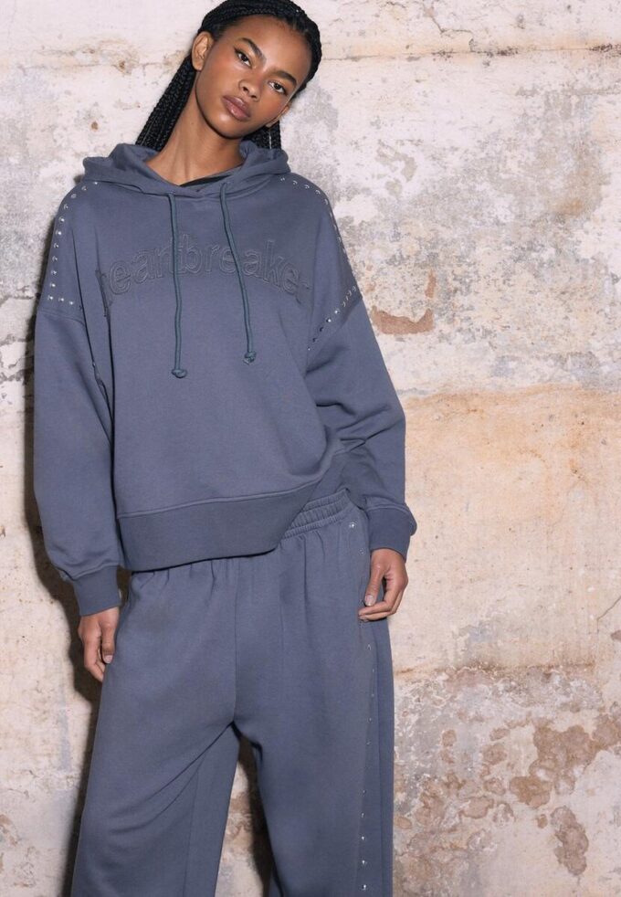 Felpa con cappuccio ricamata con borchie