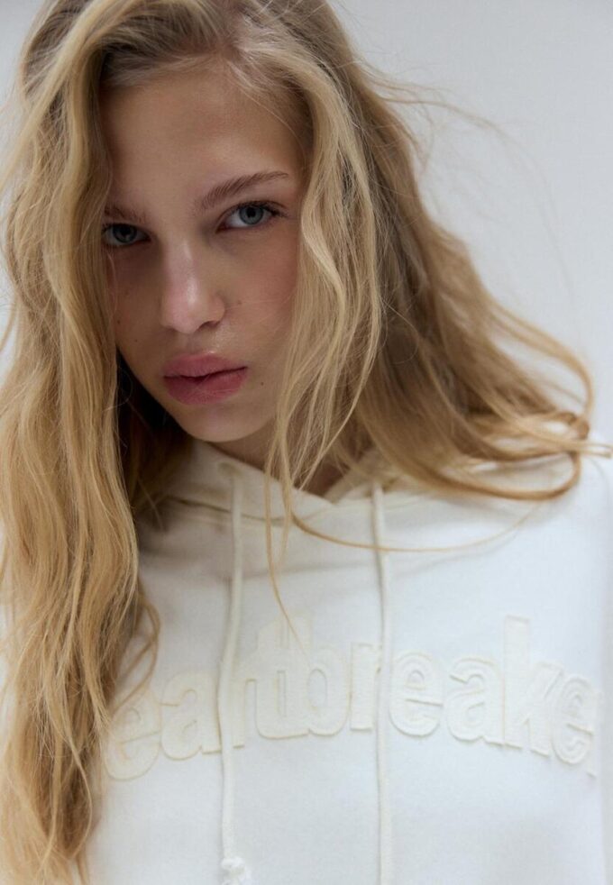 Felpa con cappuccio ricamata con borchie