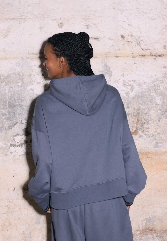 Felpa con cappuccio ricamata con borchie