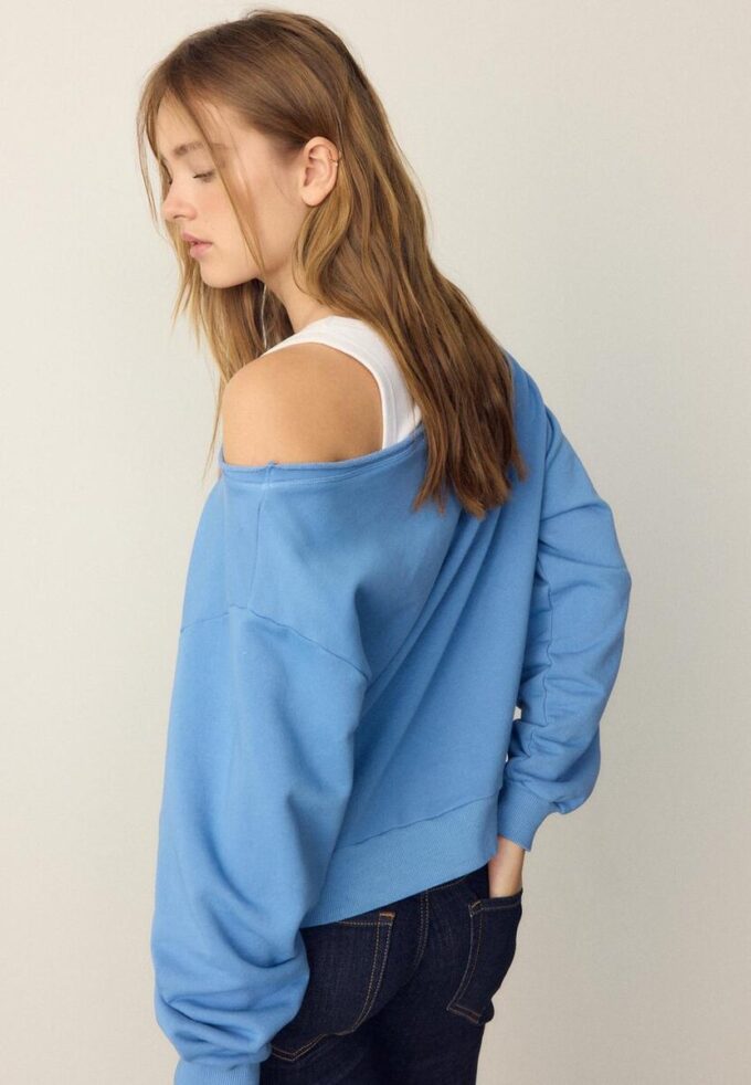 Felpa con collo a barchetta e ali in strass Felpa con collo a barchetta e ali in strass