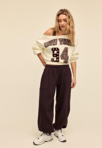 Felpa stampata con scollo a barchetta