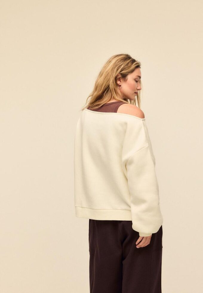 Felpa stampata con scollo a barchetta