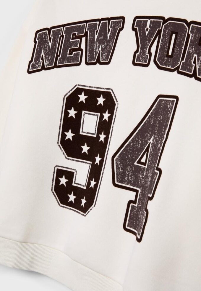 Felpa stampata con scollo a barchetta