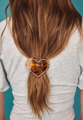 Fibbia in pelliccia con borchia a forma di cuore