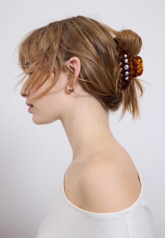 Fibbia in pelliccia con borchie