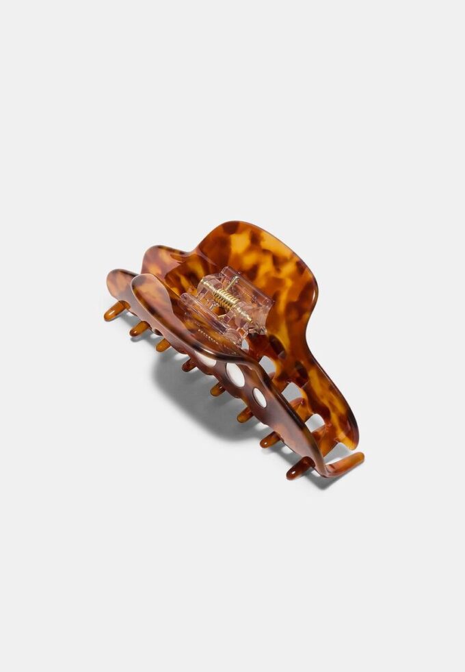 Fibbia in pelliccia con borchie