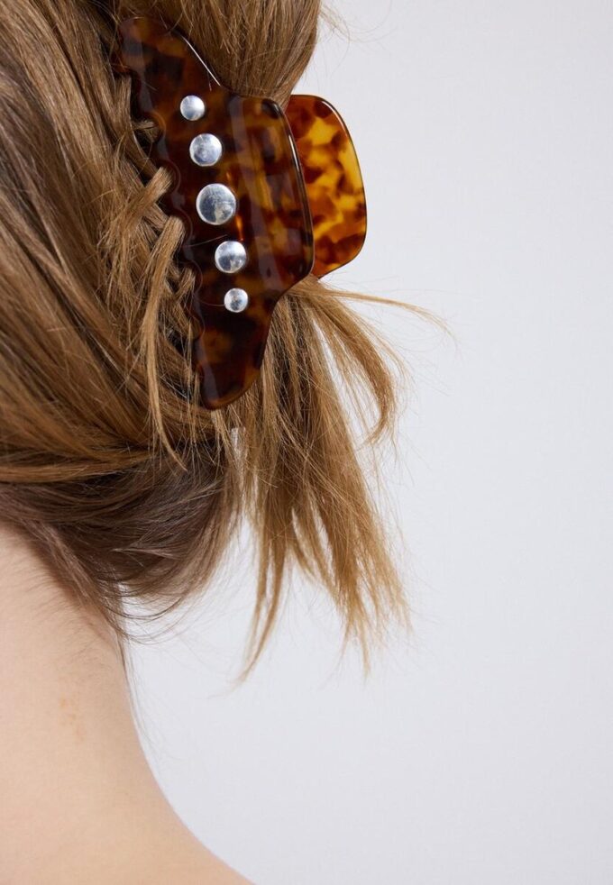 Fibbia in pelliccia con borchie