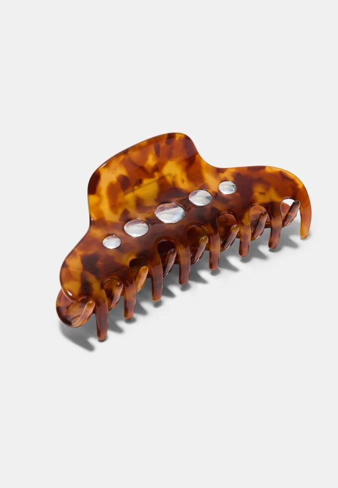 Fibbia in pelliccia con borchie