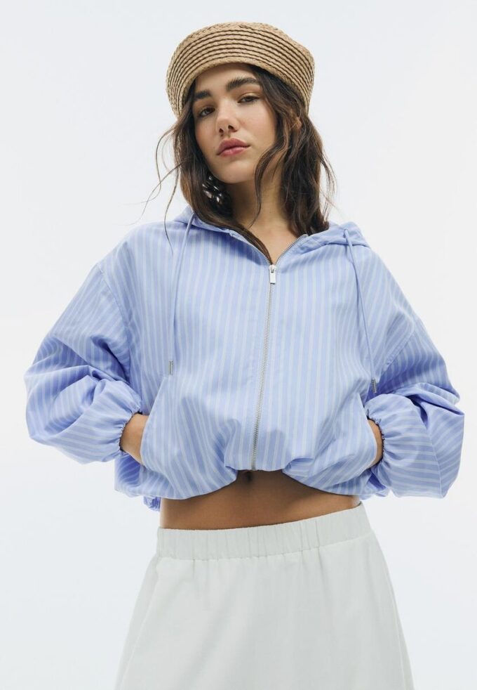 Giacca basic a righe in nylon con cappuccio Giacca basic a righe in nylon con cappuccio