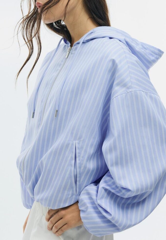 Giacca basic a righe in nylon con cappuccio Giacca basic a righe in nylon con cappuccio